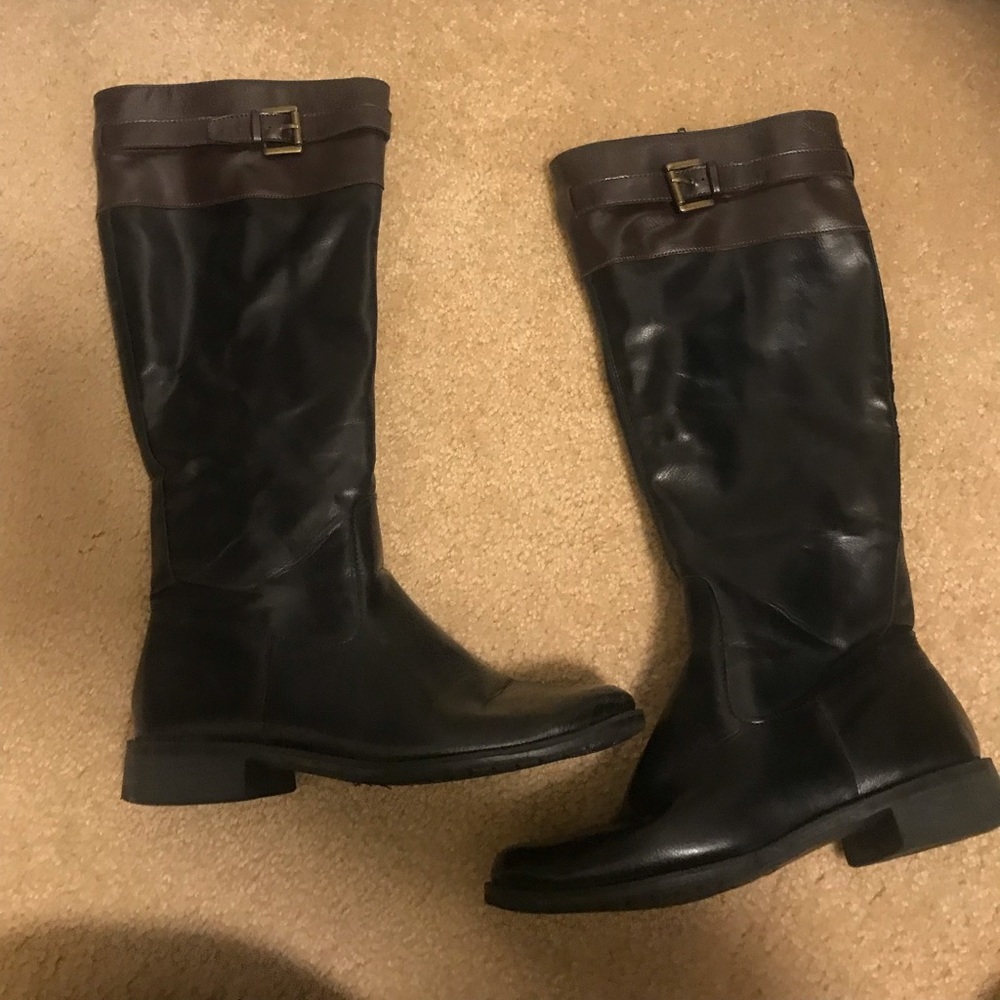 Good condition, no rips or tears.  Black with brown top